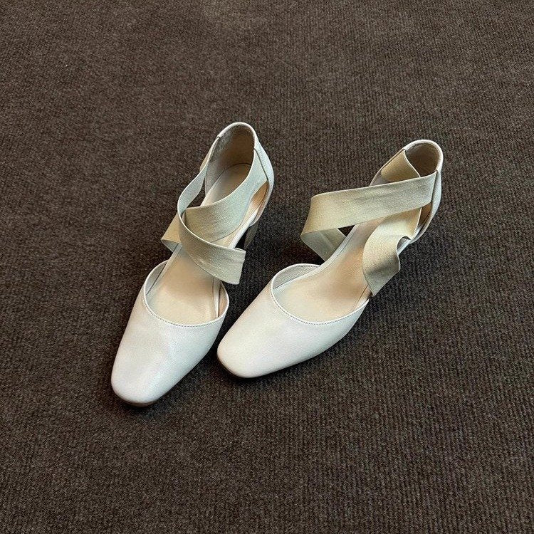 Damen elegante Ballerinas mit geschmackvoller Überkreuz-Schnürung und komfortablem Blockabsatz EB