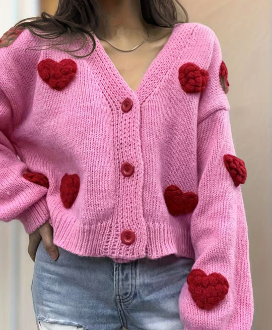 Damen Kurzgeschnittener V-Ausschnitt-Cardigan mit geprägten Herz-Applikationen und Schmuckknöpfen EB