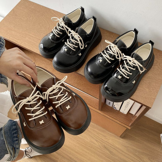 Damen modische Plateau-Sneaker mit glänzender Oberfläche und dekorativen Schnürdetails EB