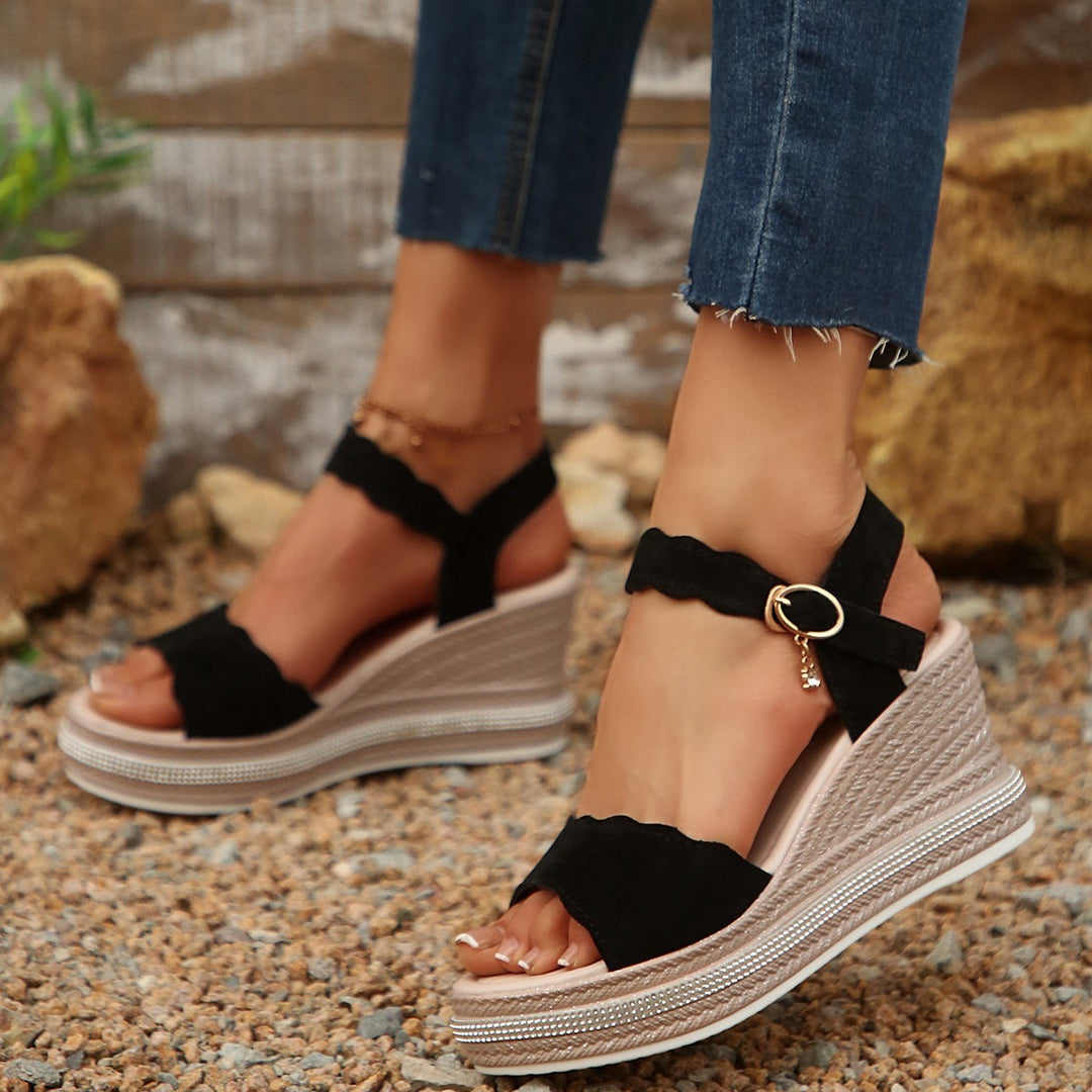 Damen Wedge-Sandaletten mit raffinierten Riemen und trendigem Glitzerschmuck EB