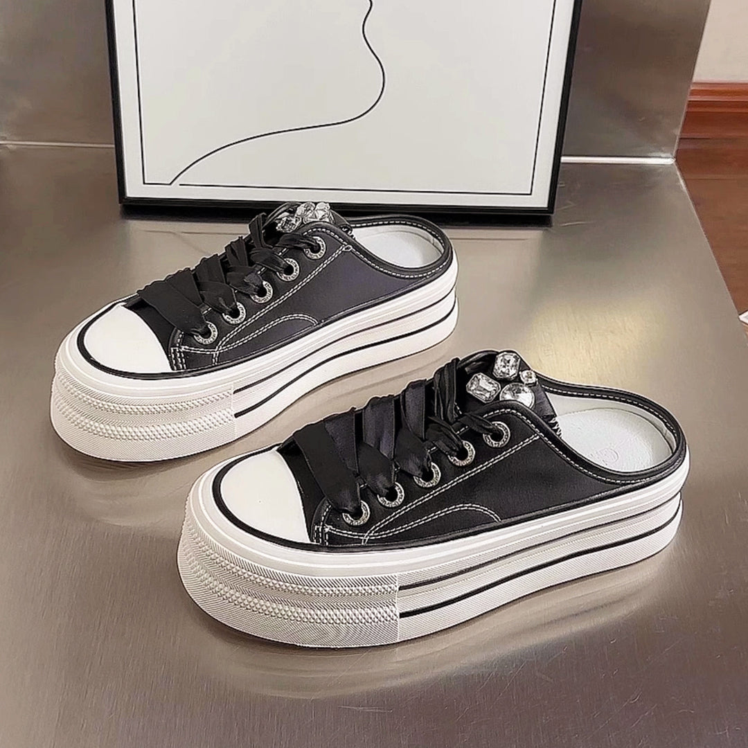 Damen Plateau Sneaker mit glänzenden Akzenten und modischem Schnürdesign EB