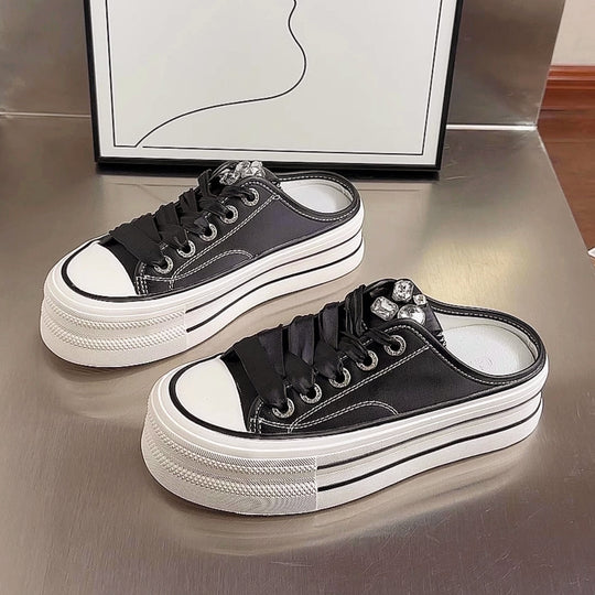 Damen Plateau Sneaker mit glänzenden Akzenten und modischem Schnürdesign EB