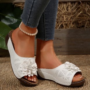 Damen Offene Zehen-Pantoletten mit Blumenapplikation, perforiertem Obermaterial und ergonomischer Keilsohle EB