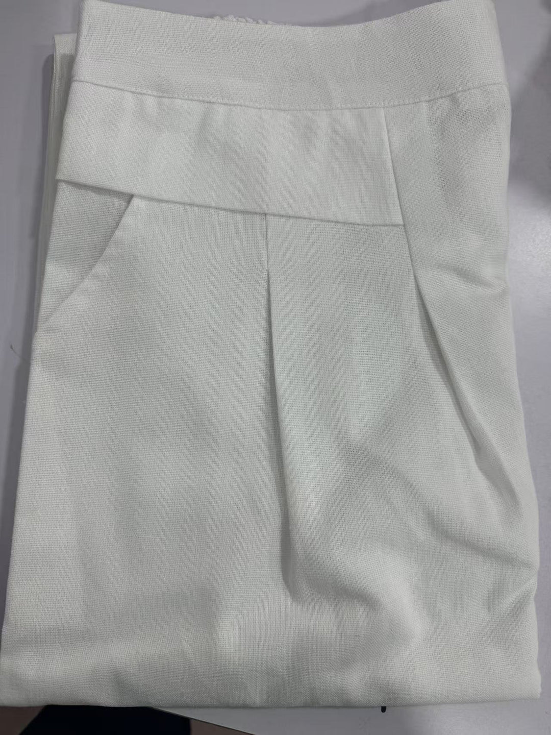 Damen Weit geschnittene Leinenhose mit hohem Bund und eleganten Falten EB