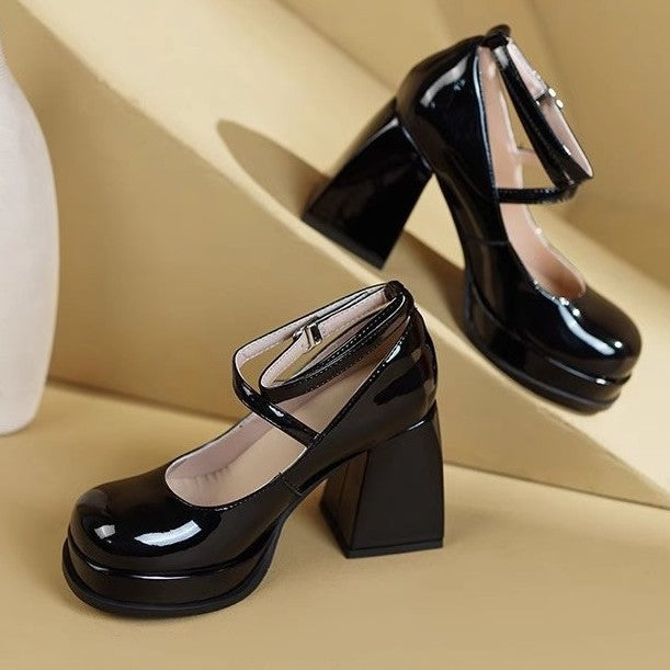 Damen elegante Hochglanz-Pumps mit verstellbarem Riemen und stabiler Sohle EB