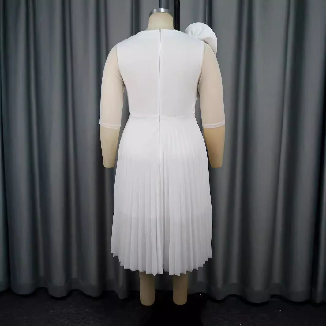 Damen elegantes Plissee-Kleid mit asymmetrischem Design und floralen Akzent EB