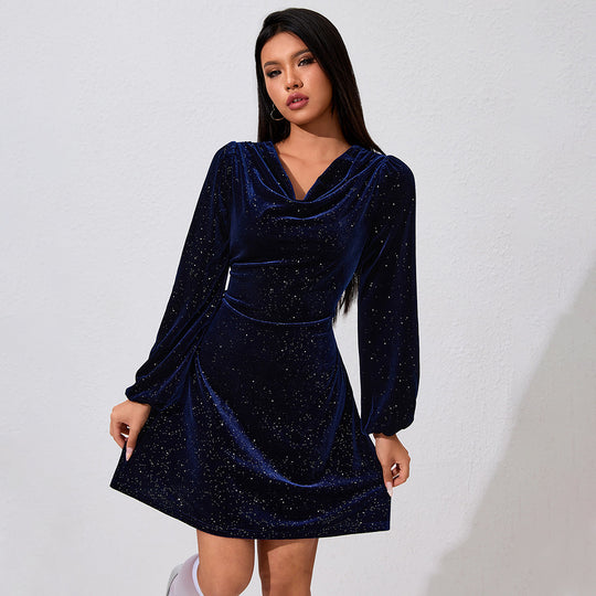 Damen samtkleid mit Wasserfallausschnitt langen Puffärmeln glitzernder Oberflächenstruktur und taillierter A-Linie Eichborn Berlin