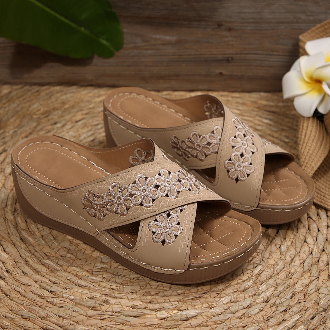 Damen Komfortable Plattformsandalen mit floralem Design EB