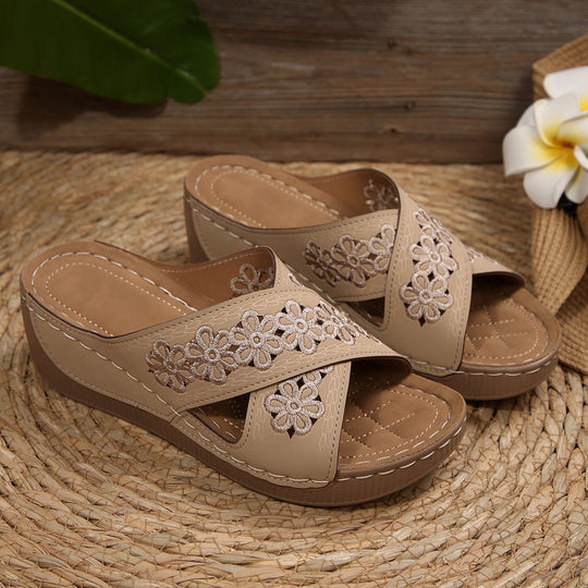Damen Komfortable Plattformsandalen mit floralem Design EB
