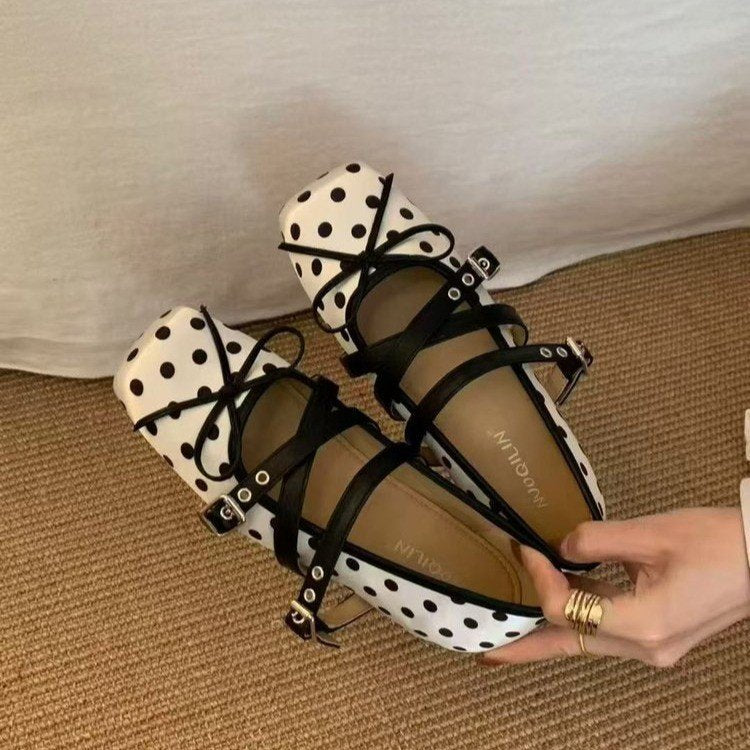 Damen Ballerina-Pumps mit modischem Riemchen und kontrastierendem Punkten-Design EB