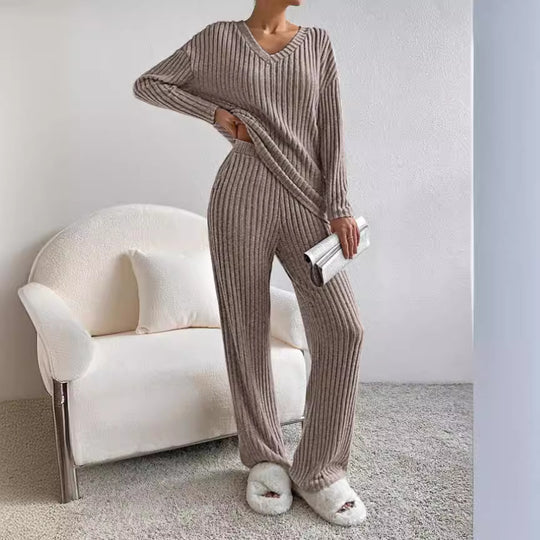 Damen Strickanzug mit V-Ausschnitt und feinem Rippdesign EB