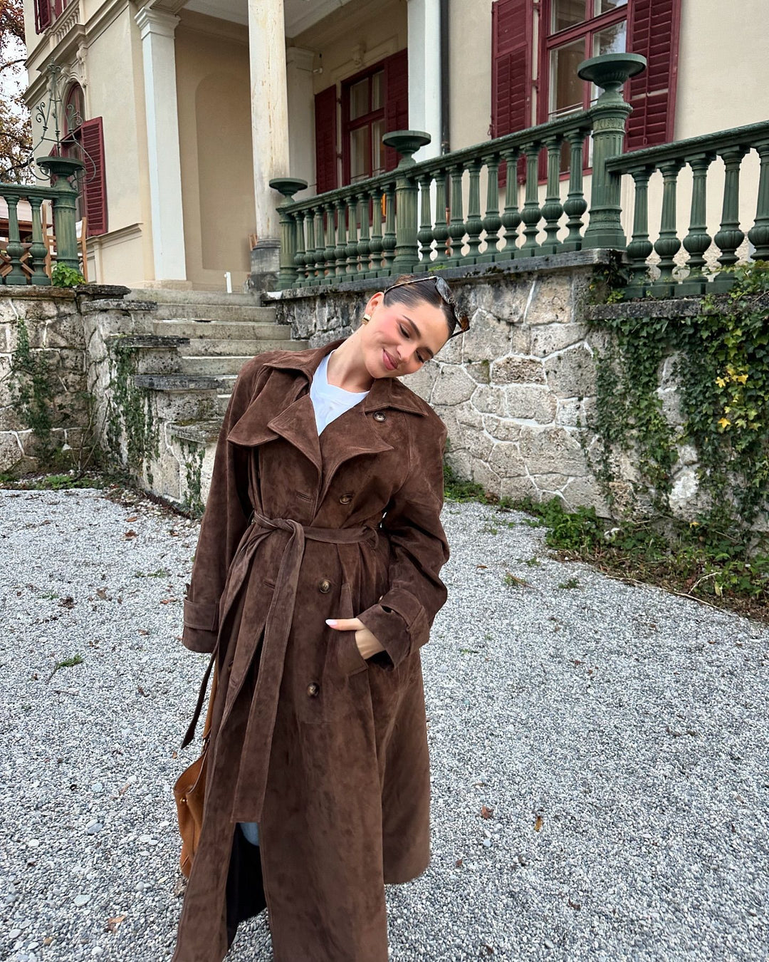 Damen Suede Trenchcoat mit Gürtel und eleganten Knopfdetails EB