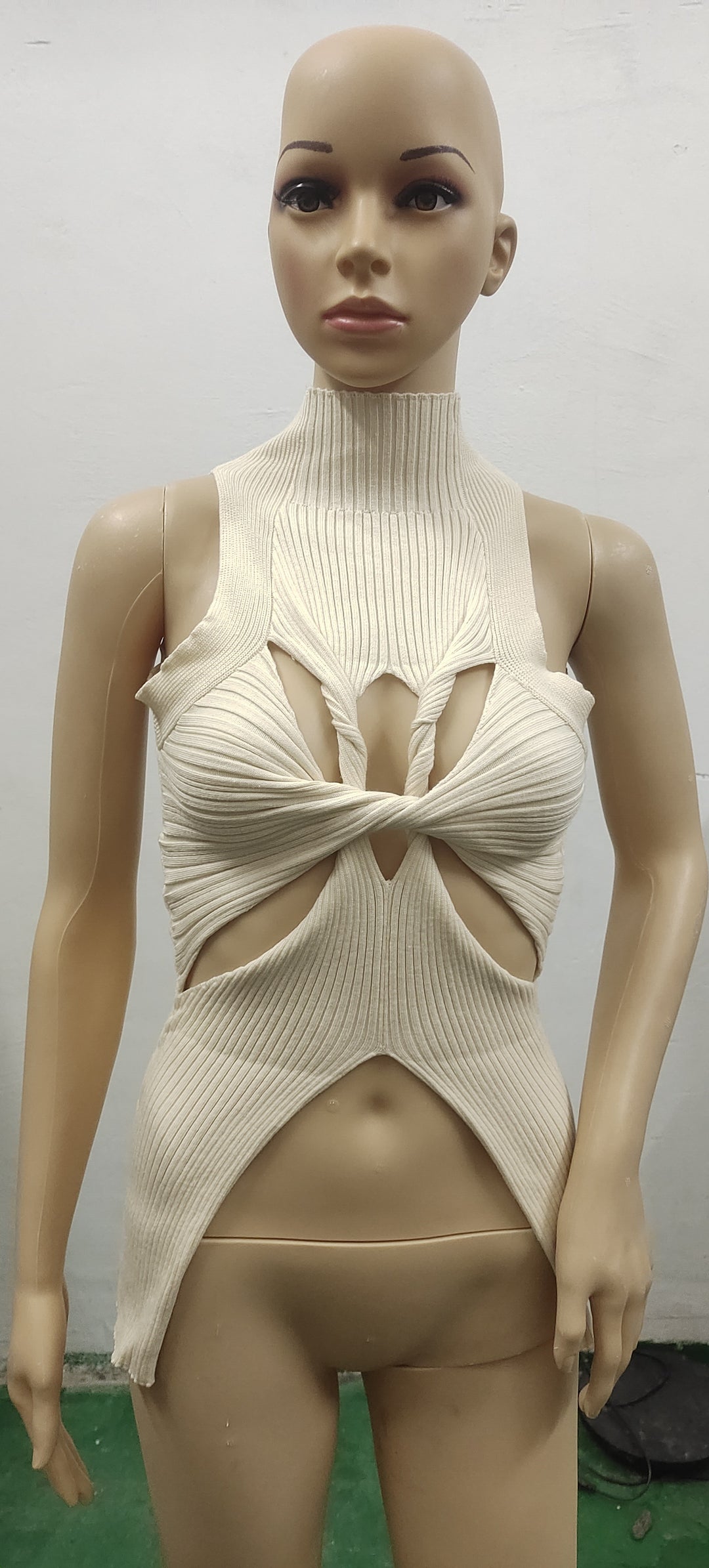 Damen figurbetontes Cut-Out Top mit hohem Kragen EB