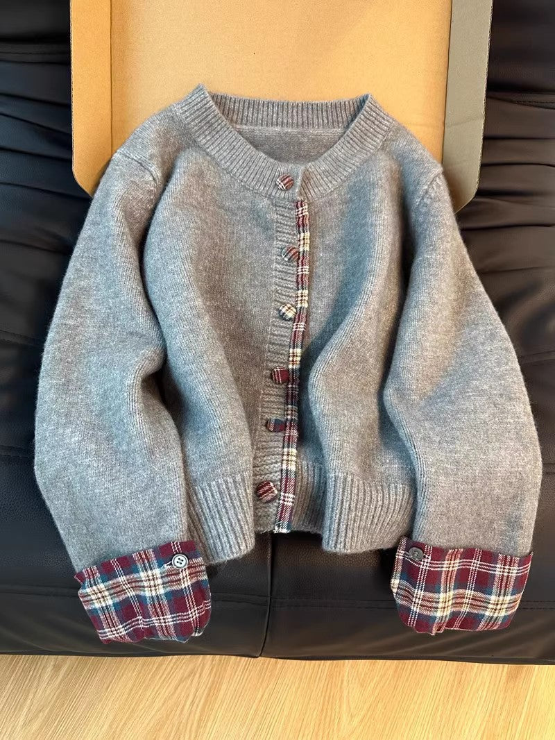 Damen Strickjacke mit Kontrastkragen und dekorativen Knöpfen EB