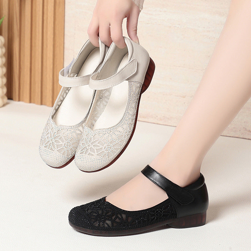 Damen Elegante Ballerinas mit filigranem Blumenmuster und verstellbarem Riemen EB