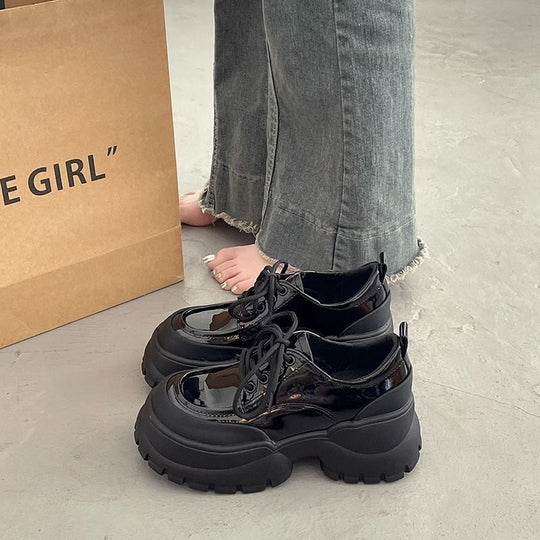Damen Sportliche Lack Sneakers mit robuster Plateausohle und modischem Design EB