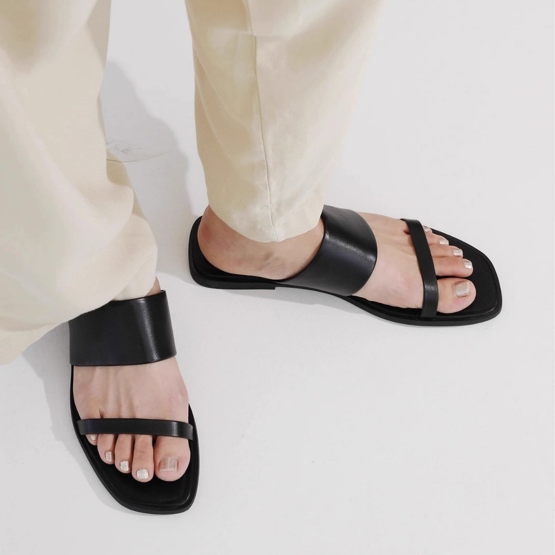 Damen Flache Riemensandalen mit breitem Riemendesign und bequemem Fußbett EB