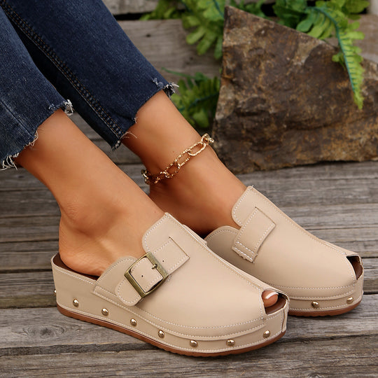 Damen Komfortable Wedge-Pantoletten mit modischem Riemen-Design und dekorativen Nieten EB