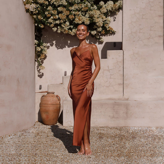 Damen Elegantes Abendkleid mit asymmetrischem Schnitt und seidigem Glanz EB