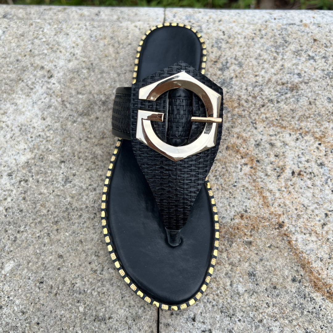 Damen modische Riemen-Sandalen mit zeitgemäßem Schmuckdetail und rutschfester Sohle EB