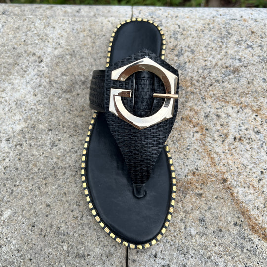 Damen modische Riemen-Sandalen mit zeitgemäßem Schmuckdetail und rutschfester Sohle EB