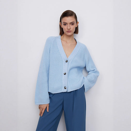 Damen Strickjacke mit großem V-Ausschnitt und Knopfverschluss EB
