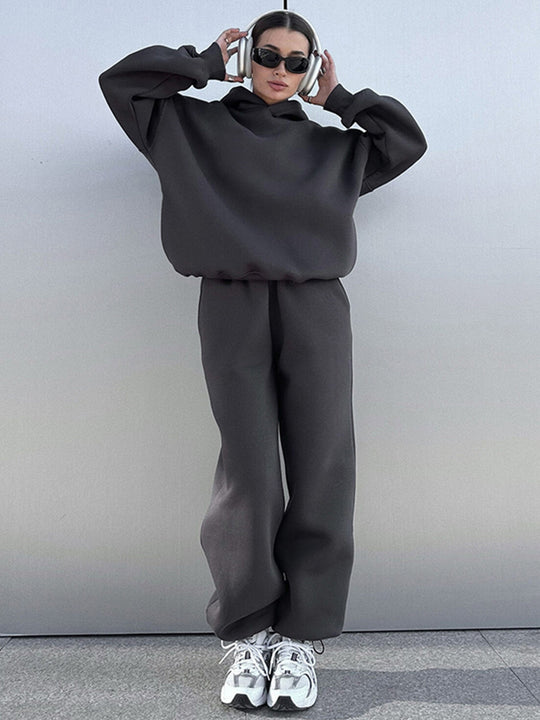 Damen urbanes Oversize-Lounge-Set mit Kapuzenpullover, locker geschnittener High-Waist-Jogginghose und passender Mütze Eichborn Berlin