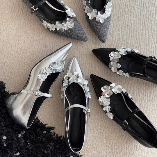 Damen Ballerina-Schuhe mit floralem Dekor und eleganter Riemenverzierung EB