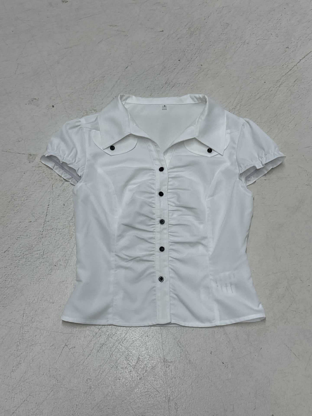 Damen figurbetontes Blusenshirt mit eleganten Rüschendetails und Knopfverschluss EB