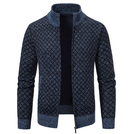 Herren Strickjacke mit modernem Zopfmuster und hohem Kragen EB