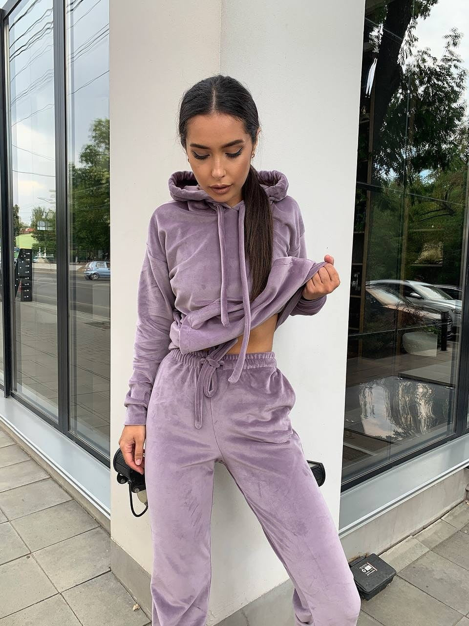 Damen Samt-Loungewear-Set mit kurz geschnittener Kapuzenjacke und Kordelzug-Jogginghose EB