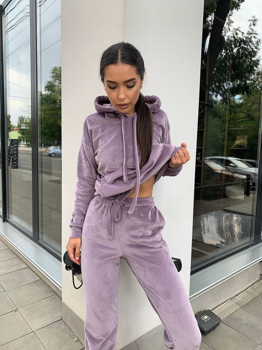Damen Samt-Loungewear-Set mit kurz geschnittener Kapuzenjacke und Kordelzug-Jogginghose EB