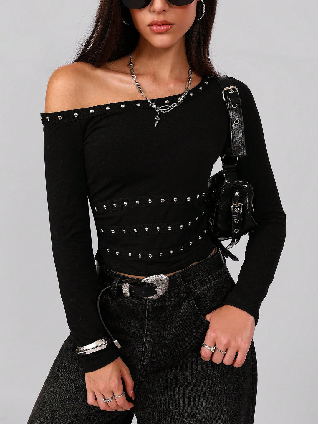 Damen nan asymmetrisches schulterfreies Langarmshirt mit Nietenbesatz und tailliertem Schnitt EB