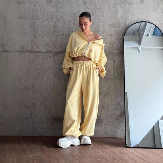 Damen cropped Kapuzen-Zipjacke mit Ballonärmeln und hochgeschnittener weiter Sweatpants-Set Eichborn Berlin