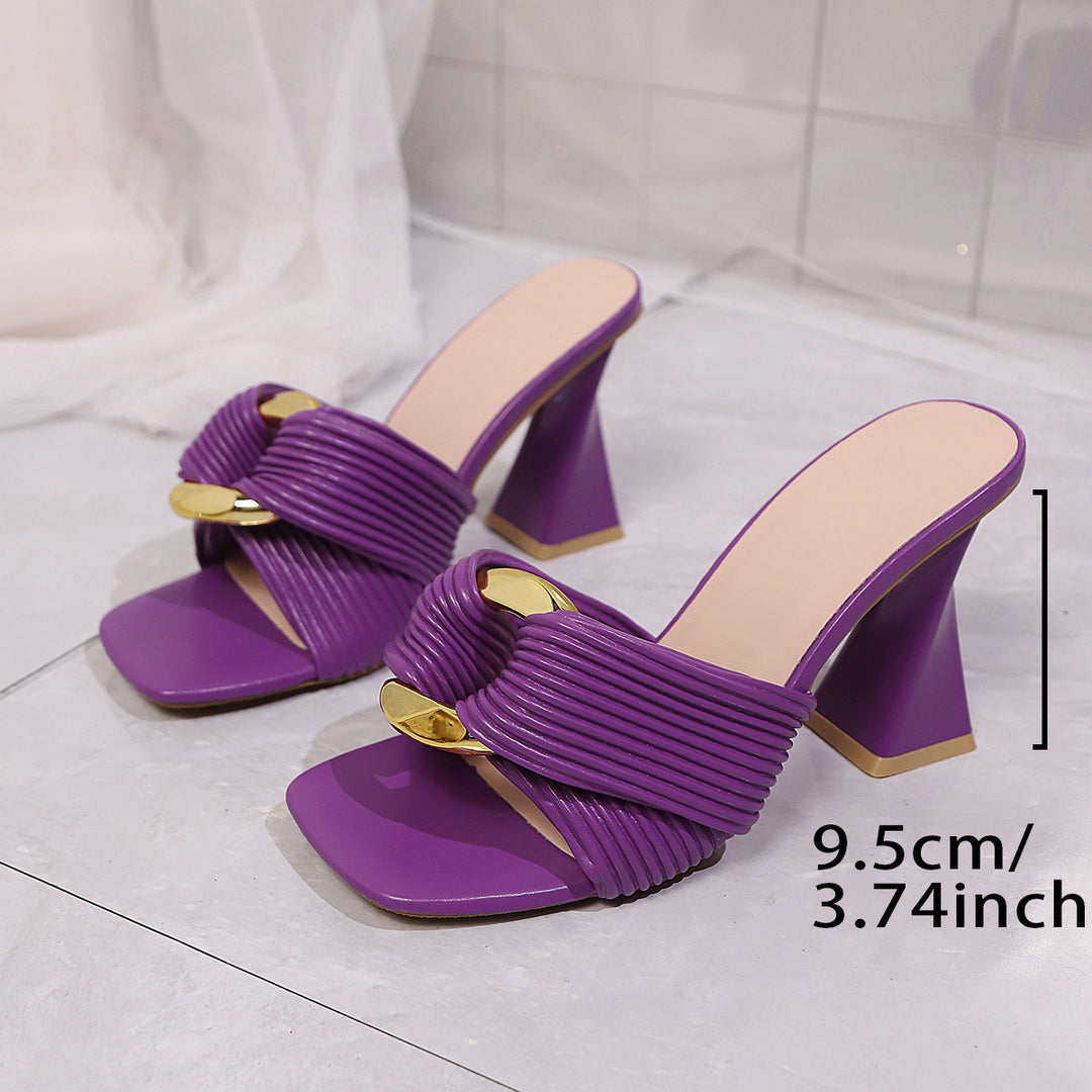 Damen Elegante High-Heel Sandaletten mit modischem Rippendesign und goldener Akzent-Details EB