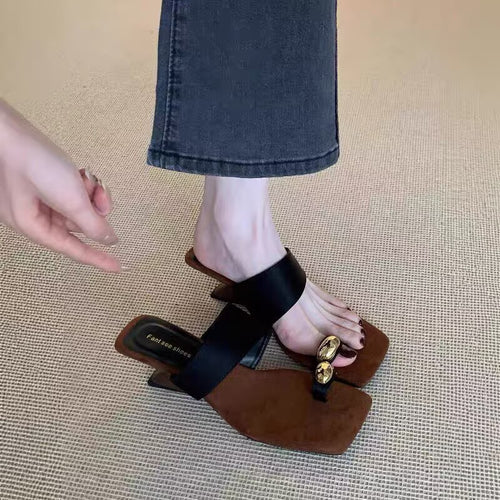 Damen Elegante Sandalen mit dekorativem Goldakzent und komfortablem Fußbett EB