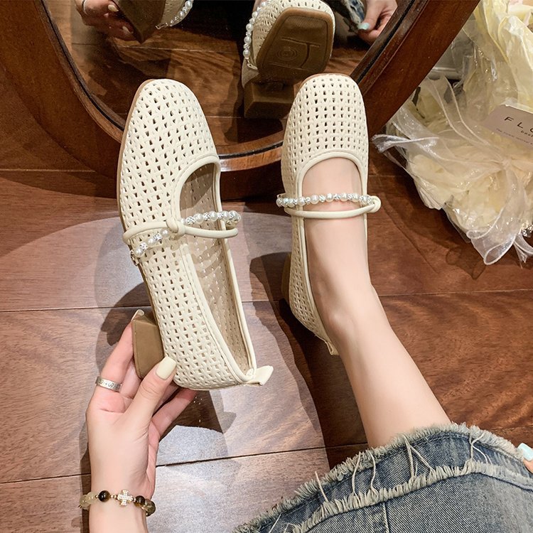 Damen Komfortable Ballerinas mit feinem Riemen und zierlichem Schmuckdetail EB