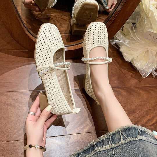 Damen Komfortable Ballerinas mit feinem Riemen und zierlichem Schmuckdetail EB