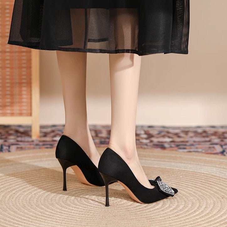 Damen Elegante High Heels mit glitzerndem Schleifen-Detail und spitzem Zehenbereich EB
