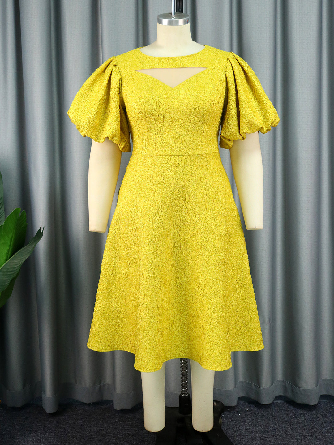Damen Midi-Kleid mit voluminösen Puffärmeln und dekorativem Ausschnitt EB