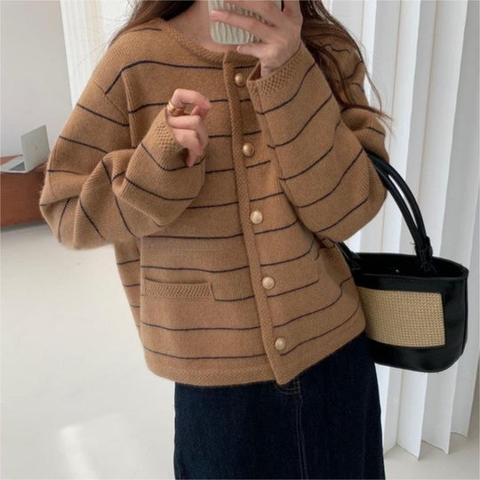 Damen gemütlicher Cardigan mit feinen Streifen und praktischen Taschen EB