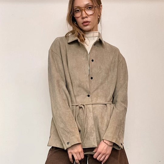 Damen Suede Jacke mit Taillengürtel und feinen Knopfdetails EB