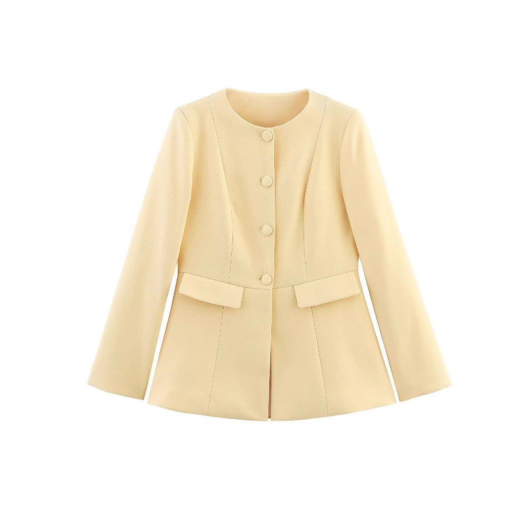 Damen nan taillierter knopfblazer mit Rundhalsausschnitt und angedeuteten Pattentaschen EB