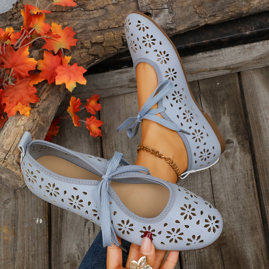 Damen Mokassins mit floralem Cut-Out-Design und verstellbaren Riemen EB