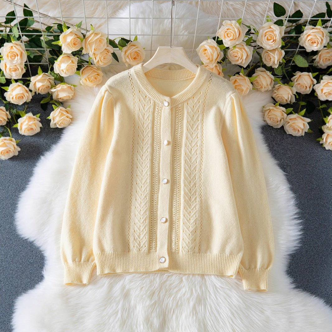 Damen elegante Strickjacke mit feinen Lochmustern und Perlmuttknöpfen EB