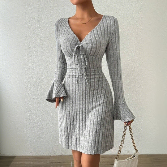 Damen geripptes Strick-Midikleid mit tiefem V-Ausschnitt Bindeband und taillierter Silhouette Eichborn Berlin