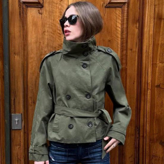 Damen nan kurztaillierte Trenchjacke mit hohem Stehkragen, doppeltreihiger Knopfleiste und taillierbarem Bindegürtel EB