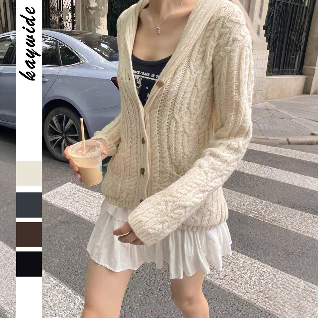Damen nan Kapuzen-Strickcardigan mit Zopfmuster, Schalkragen und Holzknöpfen EB