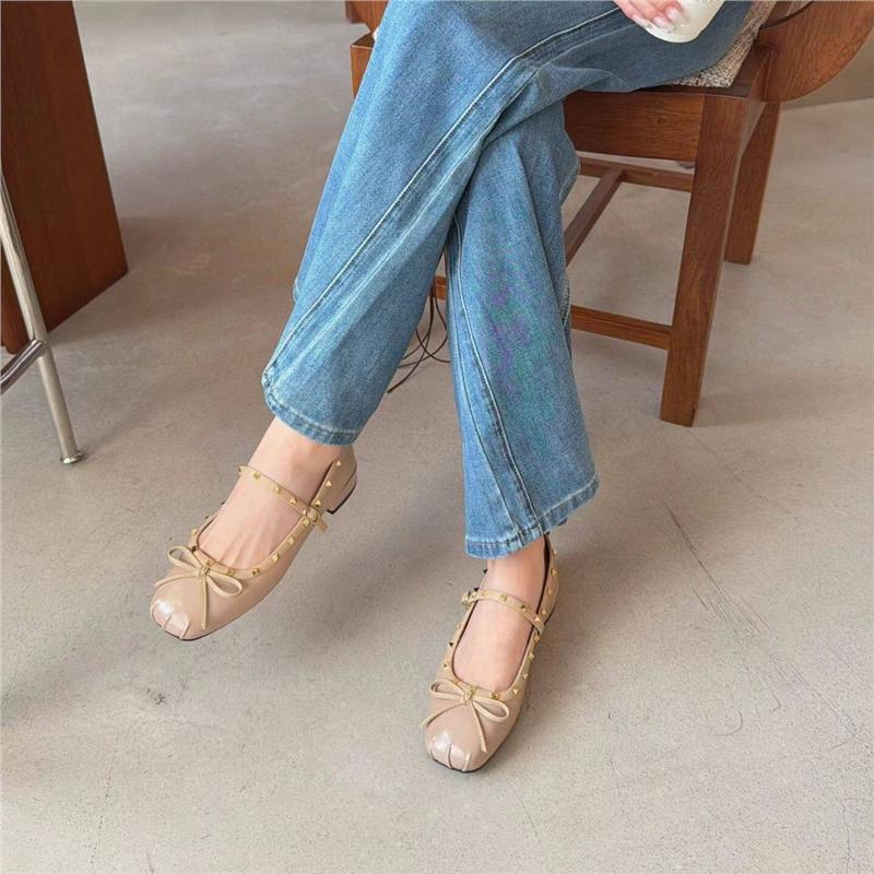Damen Ballerina mit quadratischer Zehenbox, Nietenbesetztem Rand und verstellbarem Mary‑Jane Riemchen EB