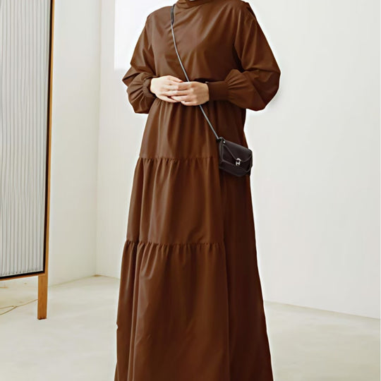 Damen Maxikleid mit Stufenrock, hohem Kragen und gerafften Ärmeln EB